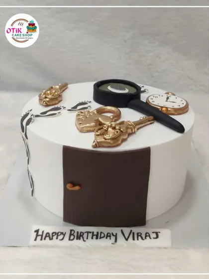 A mysterious and fun detective-themed cake for a birthday. We decorated it with edible clues like footprints, a magnifying glass, and golden keys.