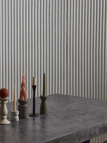 Another view of the 'Pilastre' wallcovering, showcasing its ability to create a sophisticated and architectural feel. The vertical lines draw the eye upward, enhancing the sense of space.