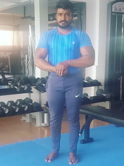 A moment of focus in the gym. Before any lift, the right mindset is key. I am here to guide you not just physically, but mentally as well.