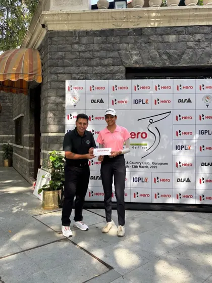 Anvvi Dahiyya receives her award at Leg 6 of the Hero WPGT. She finished as the Overall Runner-up and was the top amateur player in the tournament.