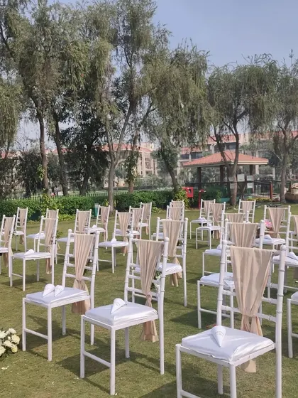 An alternative ceremony seating arrangement with chairs and matching side tables (bajots). This provides guests with a convenient space to place their belongings or refreshments during the ceremony.