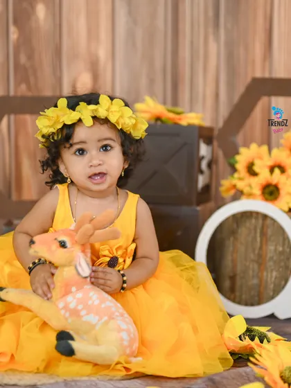 A duplicate of image 158, a sweet first birthday photo.