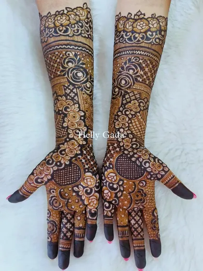 This Dubai-style floral design is all about bold, beautiful roses. The intricate patterns on the palms are complemented by large, shaded roses on the forearms, creating a dramatic and romantic look.