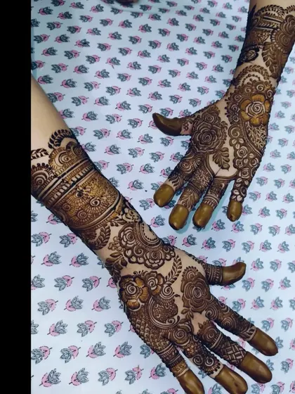 An elegant design for the back of the hands, perfect for a guest at a wedding or a festive celebration.