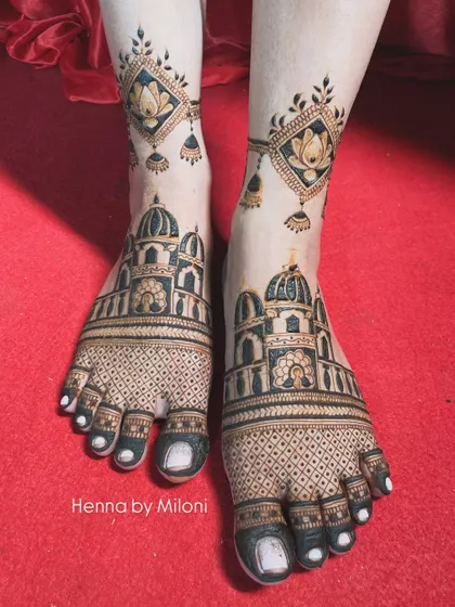 Bridal feet deserve just as much love and detail. This design combines architectural domes with delicate lotus ankle bands, creating a look that is both grand and elegant for the wedding day.