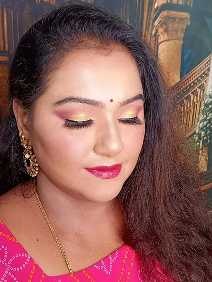 A closed-eye view of this halo eye look. You can see the bright yellow pigment in the center, which really makes the eyes pop when they open.