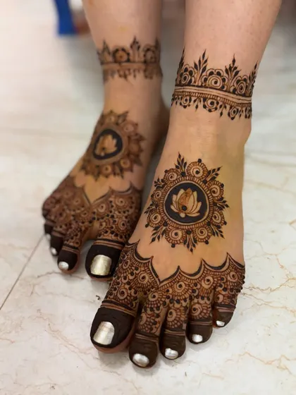 A beautiful wedding feet design with a scalloped lotus mandala and a detailed ankle band.