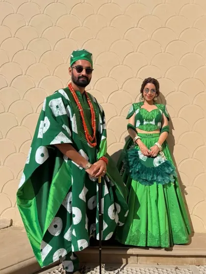 The couple dressed in custom-printed fabrics that echoed the decor of 'The Roots' Mehendi. This West African tradition of Asoebi created a cohesive and immersive aesthetic, celebrating their roots.