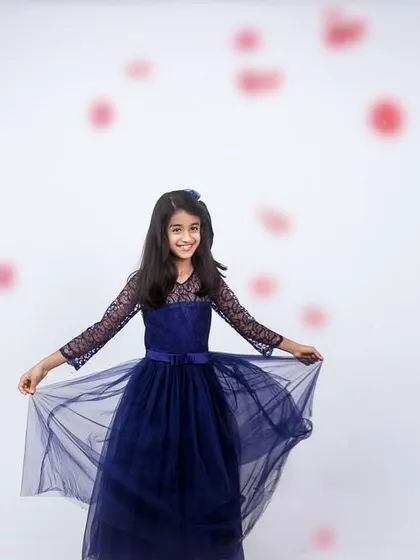 Creating a dreamy atmosphere with falling petals for a kids' portrait session. These special effects add a touch of magic to the photos.