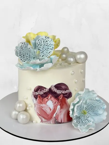 A heartfelt mother-daughter cake. This design features a beautiful edible image, delicate sugar flowers, and elegant pearls, celebrating that special bond.