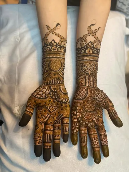 This engagement bride chose a design with striking symmetry and bold elements. The patterns on both hands mirror each other, creating a powerful and cohesive look from the palms to the mid-forearm.