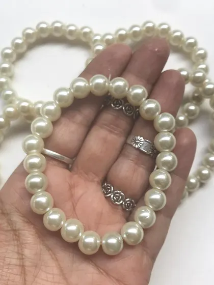 Another look at the simple elegance of a single-strand pearl bracelet. It's a must-have accessory in any jewellery collection.