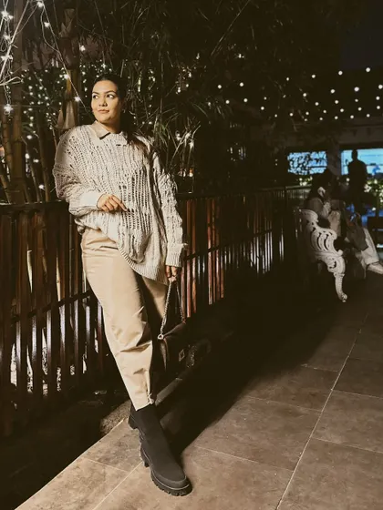The neutral tones of this outfit make it look sophisticated and effortless.