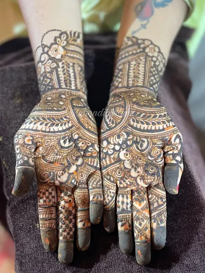 This design features heavy wristbands and detailed palms, perfect for a sangeet or wedding guest.