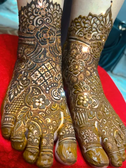 A close-up of a very detailed bridal foot design. Notice the different textures from the shading and line work.