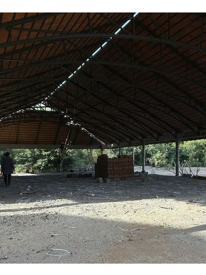 The roof structure of the Samavana wedding venue during construction. This image reveals the impressive scale of the arched steel trusses that form the backbone of the main hall, a key element of its open, expansive character.