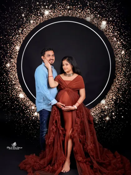A glamorous couple's portrait against our sparkling "starlight" ring backdrop. This setup adds a touch of magic and celebration to the maternity shoot.