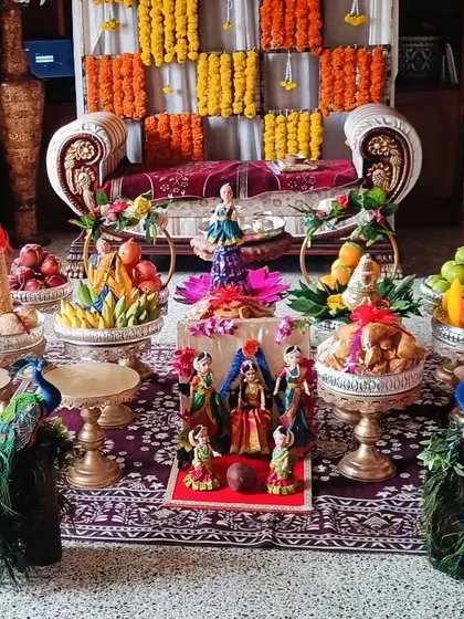 A peacock-themed platter decoration for an intimate ceremony at home.