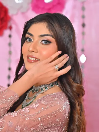 Soft glam vibes for a touch of dreaminess. This look is all about creating a romantic and ethereal feel.
