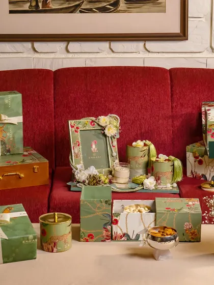 The Tales of Tropic collection is for the couple who dreams of a vibrant, nature-inspired celebration. This assortment of gift boxes, frames, and jars, all adorned with lush botanical prints, brings the wild beauty of a tropical paradise to your wedding.
