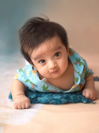 How precious is this cute little face? This little beachgoer is giving the camera a curious look during his summer-themed session.