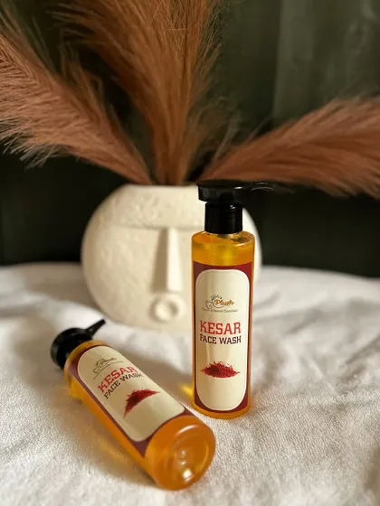 The beautiful golden hue of my Kesar Face Wash comes from real saffron. It's designed to give you a radiant and refreshed complexion.