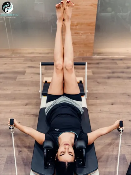 This mid-back series on the Reformer strengthens the upper back and shoulders while requiring core control to keep the lower body stable.