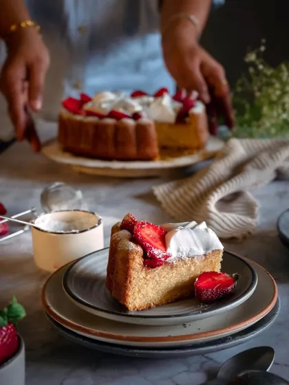 Another strawberry bundt view from our handmade bakes, photographed by @johnciecorreia.photography with the fruit and cake shape in focus.