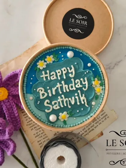A cute and cloudy birthday cake tub. This 300g bento portion features a blue sky design with fluffy white clouds and little daisies.