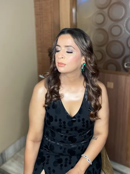 Slaying this Hollywood glam! A classic look with soft waves, a defined eye, and a nude lip that exudes timeless elegance. Perfect for any formal event.
