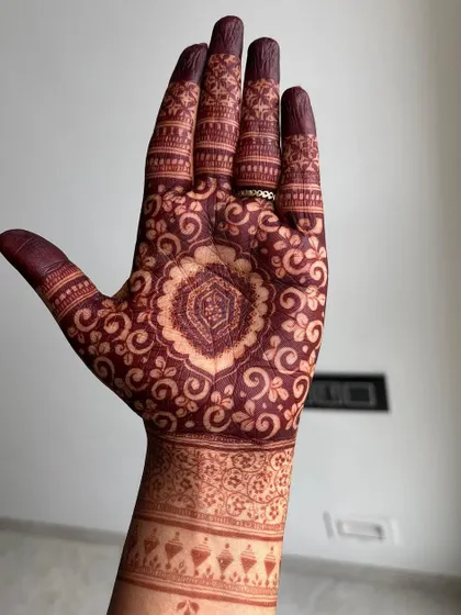 This is the beautiful, rich maroon stain you can expect from my henna. The color is a result of good quality paste and proper aftercare.
