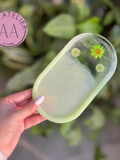 This pastel green oval trinket tray has a fresh and calming vibe. It's great for holding keys, jewelry, or other small essentials.