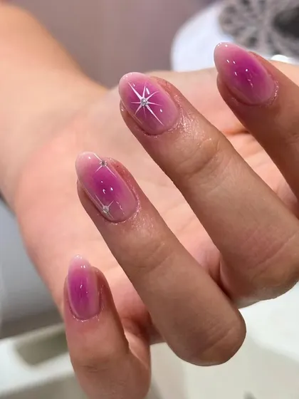 A beautiful gradient pink nail with a starry sparkle. This aura nail effect is a huge trend, and we teach you how to create this soft, blended look perfectly.