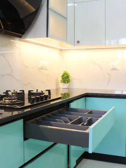 We integrated a modular cutlery organizer into the top drawer of this kitchen. The organized compartments make finding the right utensil quick and easy, keeping the kitchen clutter-free.