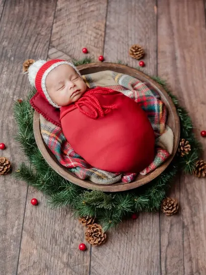 This variation uses a cute pom-pom hat to add a touch of winter charm to the Christmas theme.