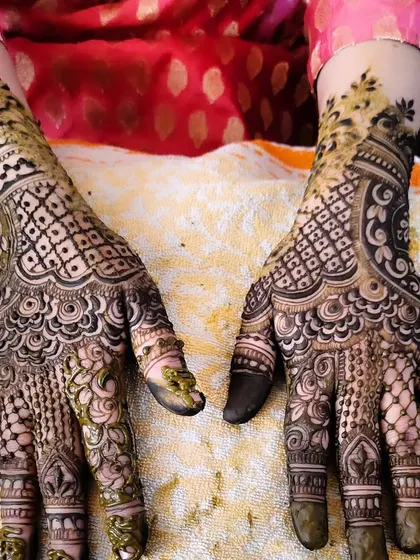 A lovely design with net patterns on the wrist and intricate work on the hands.