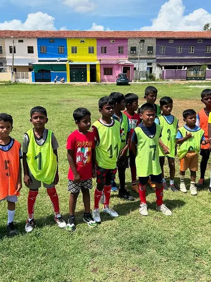 A team of our youngest players in their bibs, ready for their match at the KGF Champion Grounds event.