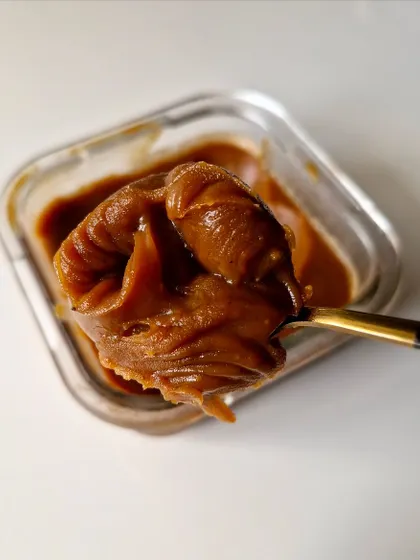 A rich and gooey spoonful of our Brown Butter Toffee Fudge Sauce.