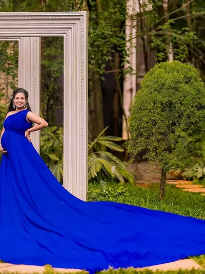 Using large empty frames as a prop, we created this artistic and modern maternity portrait. It adds a unique compositional element to the photo, perfectly framing the couple in the garden.