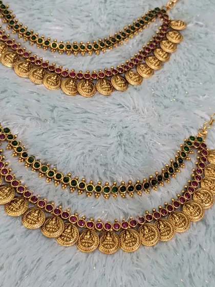 Another view of the traditional kaasu-design ear chains.
