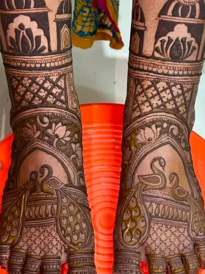 A close-up of a very detailed foot design, featuring peacocks and architectural dome motifs. The precision in the fine lines showcases my attention to detail.