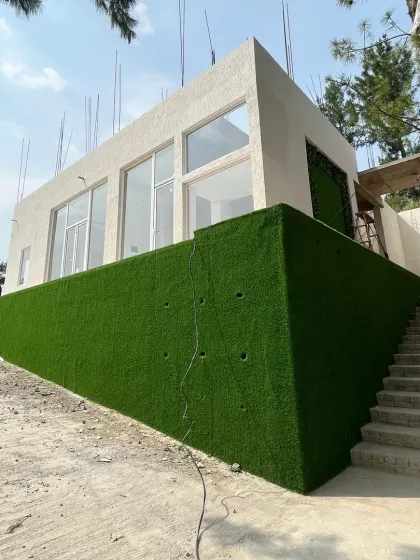 The lower wall of the Himachal project, covered in 25mm plain grass. This creates a bold, modern look and is a great way to cover up plain concrete walls.