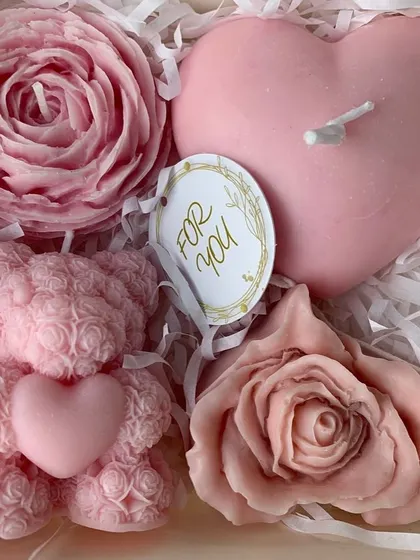 A perfect pink-themed gift box for a bridesmaid, featuring a rose bear candle, a heart candle, and two different rose-shaped candles.