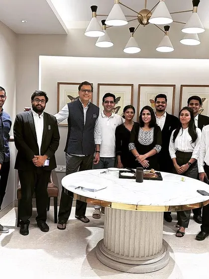 A group photo with the team to celebrate our colleagues' birthdays. A positive and collaborative atmosphere is key to handling the pressures of our demanding profession.