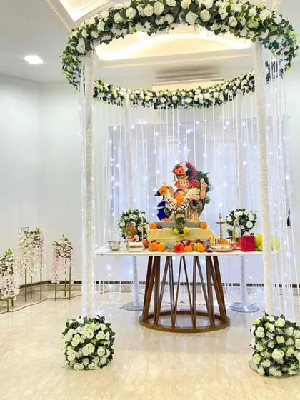This contemporary design is perfect for a modern home, using a floating floral halo and light curtains to create a sense of space and elegance.