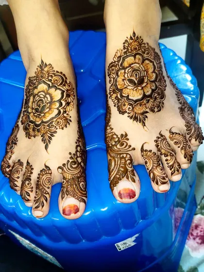A simple yet elegant floral design for the feet, perfect for a bridesmaid or wedding guest. The central rose motif is the star of this design.