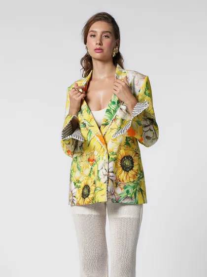 A bright and fresh look for the Eka Stories resort wear collection. The dewy skin and pink glossy lips perfectly match the sunny, floral blazer.