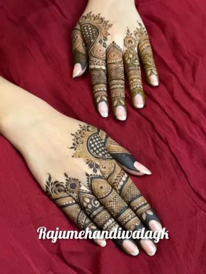 A simple and elegant design for the back of the hands. This style is perfect for guests who want something beautiful and quick, focusing on detailed finger work and a central motif.
