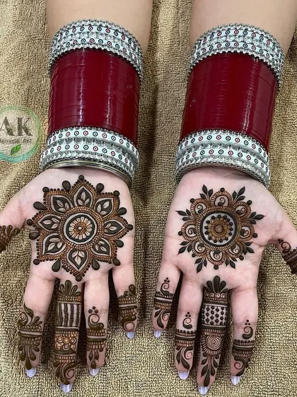 A beautiful pair of mandala designs, perfect for Karwachauth. The different patterns on each hand create a unique and stylish look.