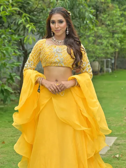 This model looks radiant in the yellow rental lehenga, perfect for an outdoor Mehendi or Haldi function.